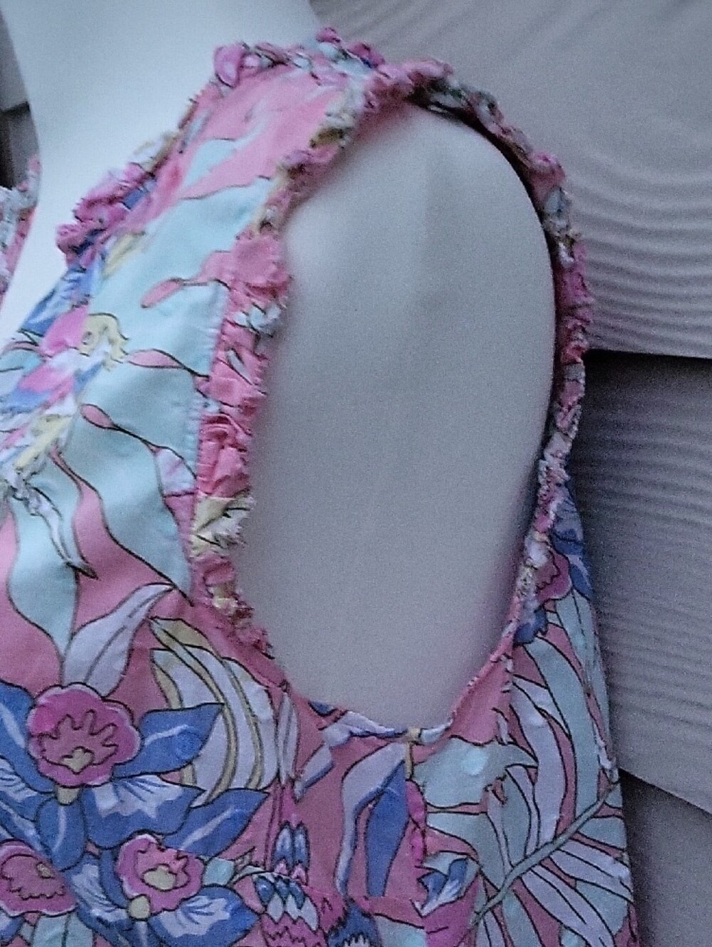 Talbots Women’s Large Petite Sleeveless Floral Blouse Pink Blue Tropical Print - Picture 3 of 12